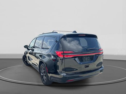 Used 2025 Chrysler Pacifica Limited FWD image 5