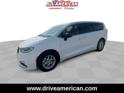 Used 2025 Chrysler Pacifica Select image 4