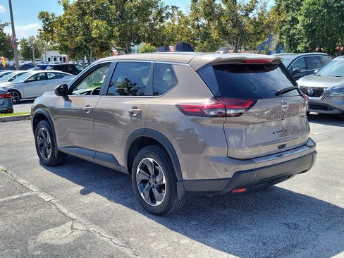 Certified 2024 Nissan Rogue SV FWD image 8