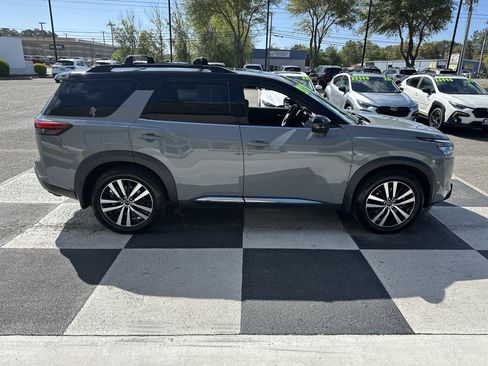 Used 2024 Nissan Pathfinder Platinum image 3
