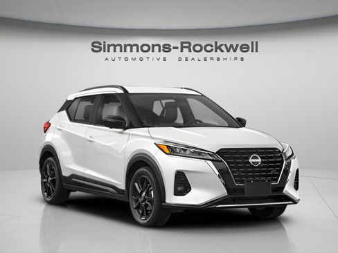 Used 2023 Nissan Kicks SR w/ SR Premium Package image 9