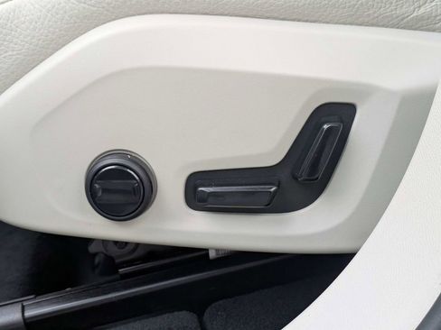 Certified 2023 Volvo XC60 B5 Plus AWD/4WD image 24