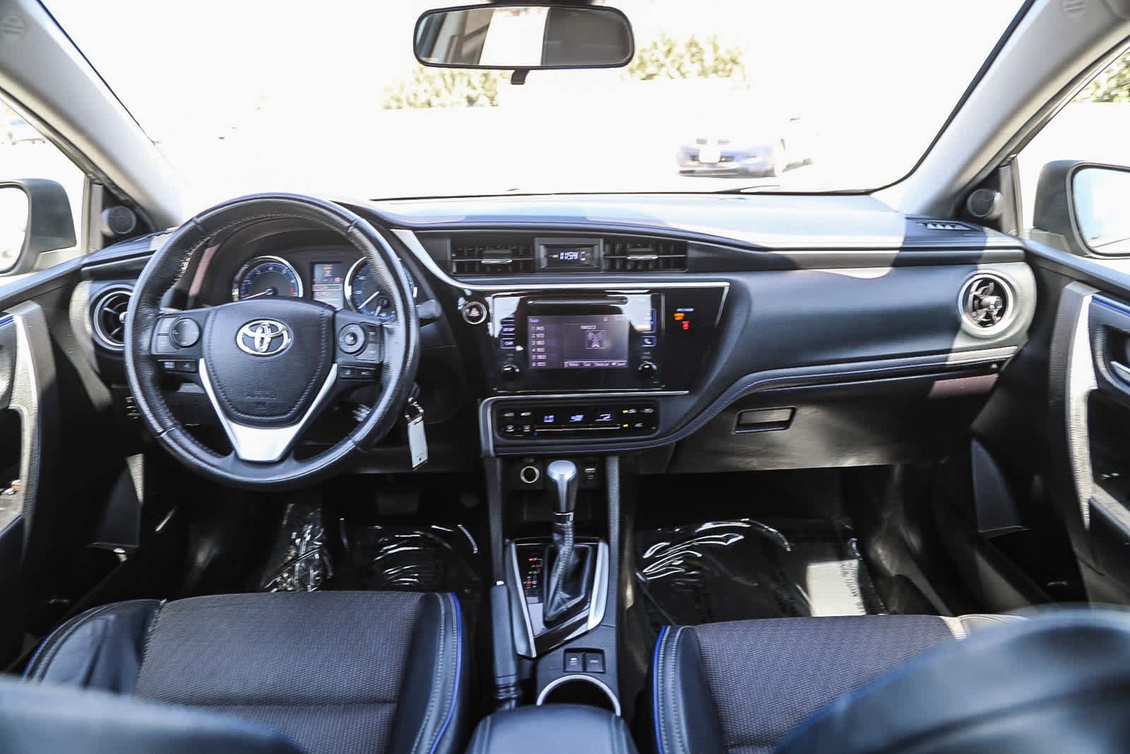 Used 2018 Toyota Corolla SE w/ Carpet Mat Package (TMS) FWD image 12