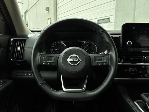 Used 2025 Nissan Pathfinder SV FWD image 34