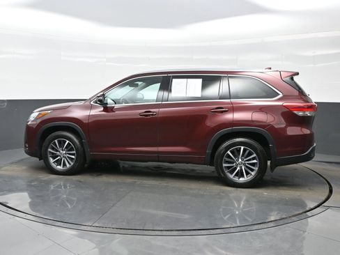 Used 2017 Toyota Highlander XLE image 3