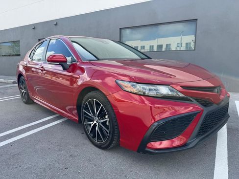 Used 2023 Toyota Camry SE image 2