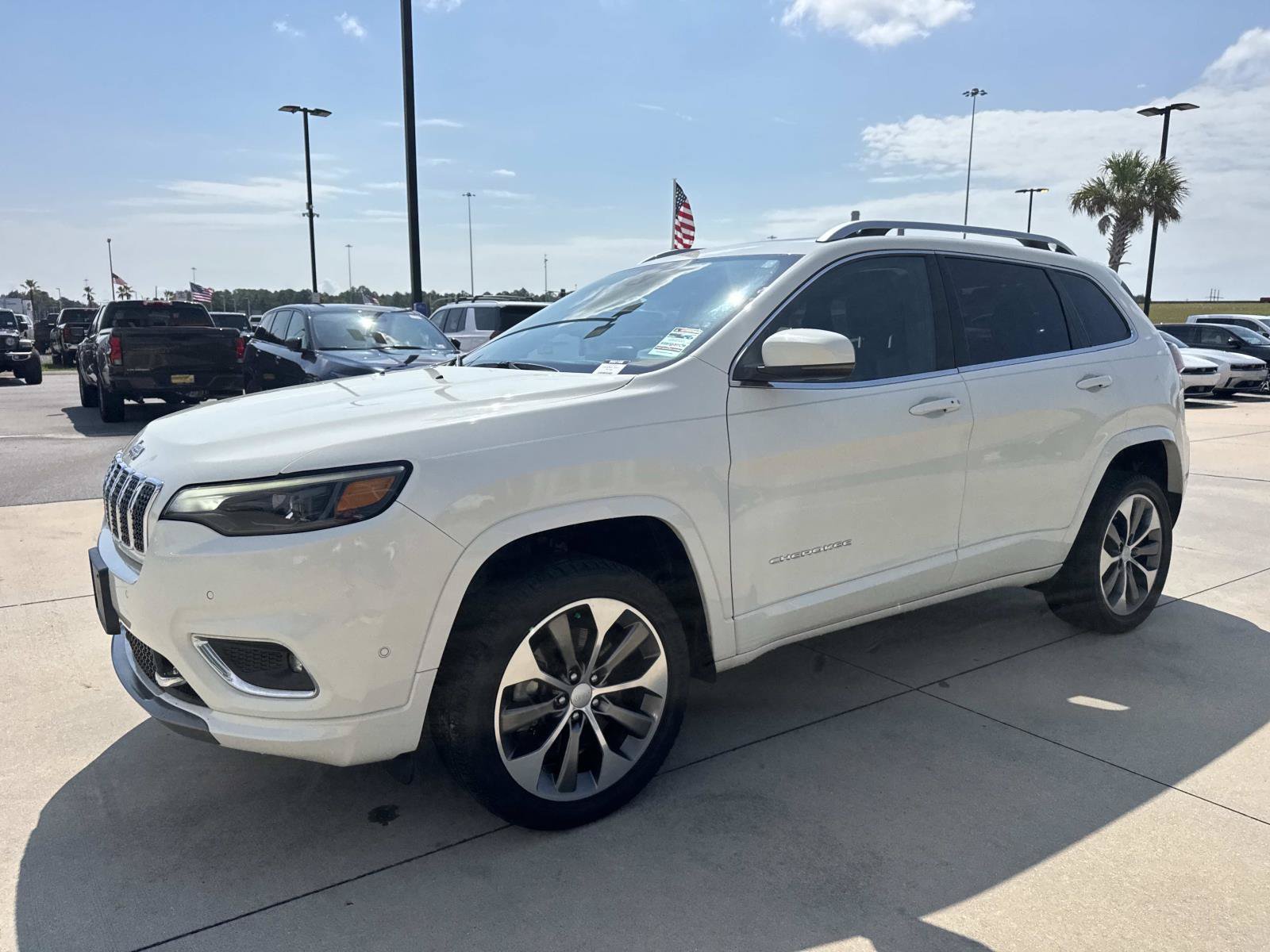 Used 2019 Jeep Cherokee Overland w/ Technology Group AWD/4WD image 3