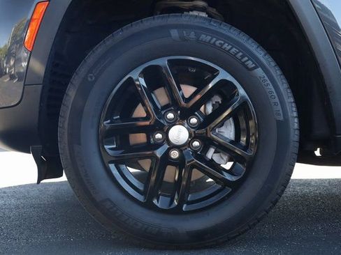 Used 2024 Jeep Grand Cherokee Laredo X image 8