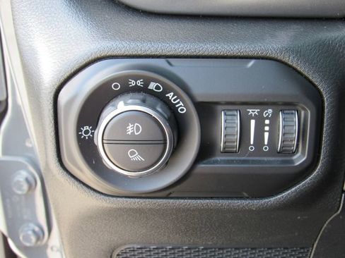 Used 2021 Jeep Gladiator Willys AWD/4WD image 24