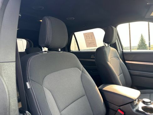 Used 2018 Ford Explorer XLT AWD/4WD image 40