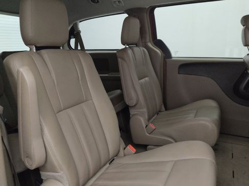 Used 2016 Chrysler Town & Country Touring FWD image 19