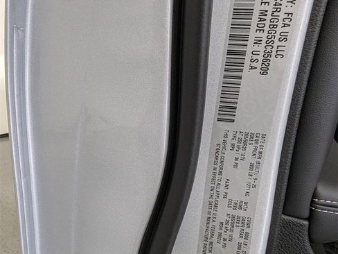 New 2025 Jeep Grand Cherokee Limited w/ Luxury Tech Group II image 31