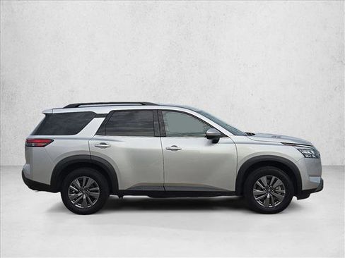 Used 2025 Nissan Pathfinder SV FWD image 4