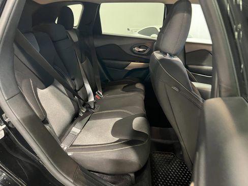 Used 2018 Jeep Cherokee Latitude w/ Cold Weather Group image 31