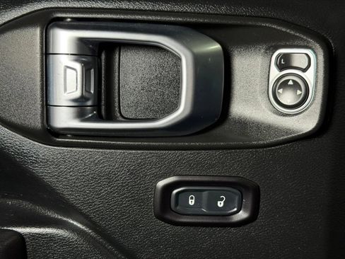 Used 2018 Jeep Wrangler Unlimited Sport S AWD/4WD image 23
