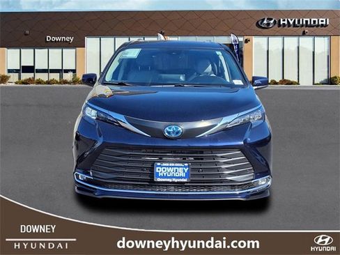 Used 2024 Toyota Sienna XLE image 2