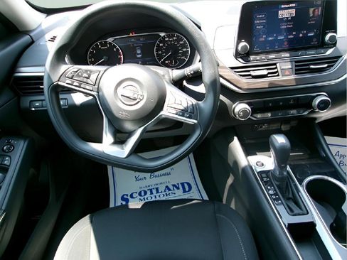 Used 2024 Nissan Altima 2.5 SV FWD image 11