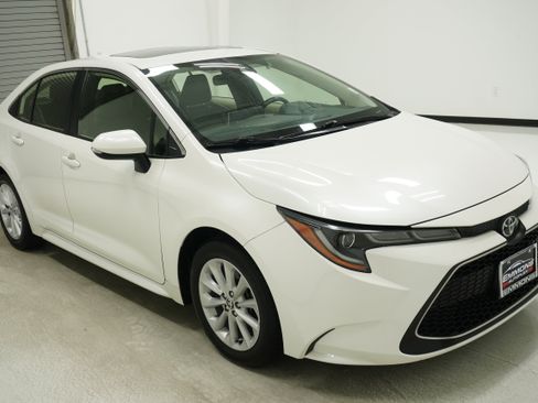 Used 2020 Toyota Corolla XLE FWD image 3