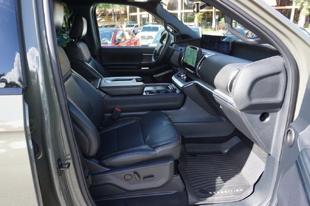 Used 2025 Ford Expedition Tremor AWD/4WD image 3