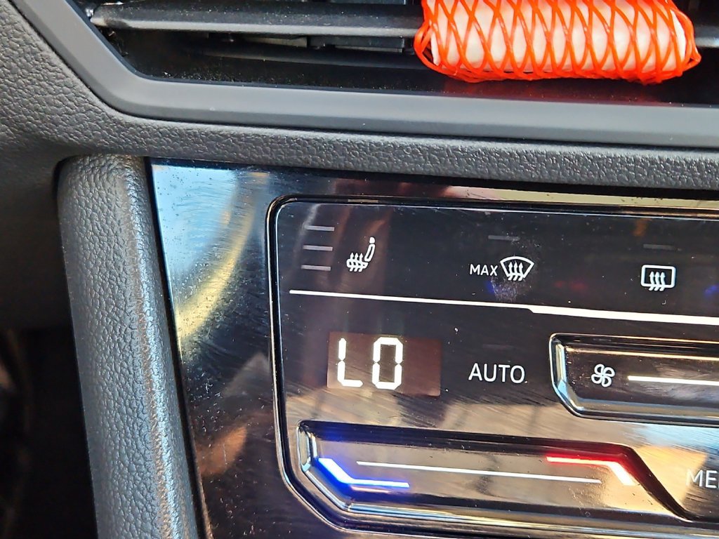 Certified 2025 Volkswagen Jetta SE w/ Sunroof Package FWD image 19