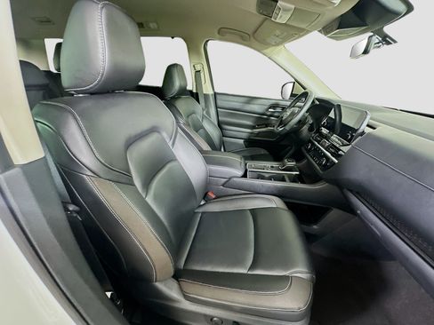 Used 2023 Nissan Pathfinder SL w/ Black Appearance Package FWD image 33