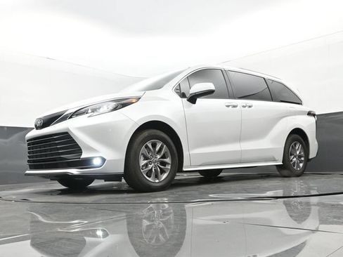 Used 2026 Toyota Sienna XLE FWD image 27