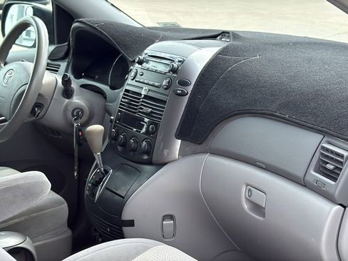 Used 2010 Toyota Sienna LE image 26