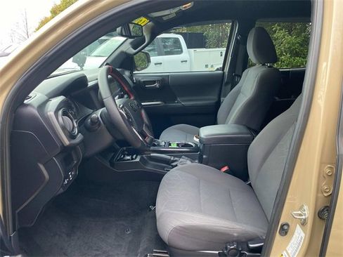 Used 2018 Toyota Tacoma TRD Sport image 11