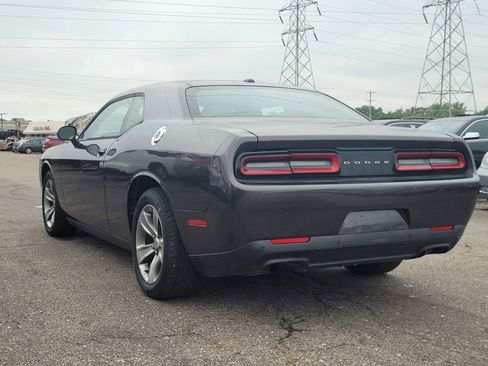 Used 2015 Dodge Challenger SXT image 9