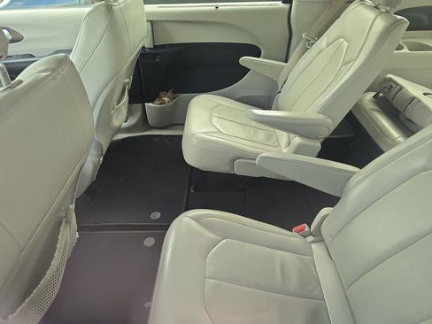 Used 2017 Chrysler Pacifica Touring-L w/ Tire & Wheel Group image 11