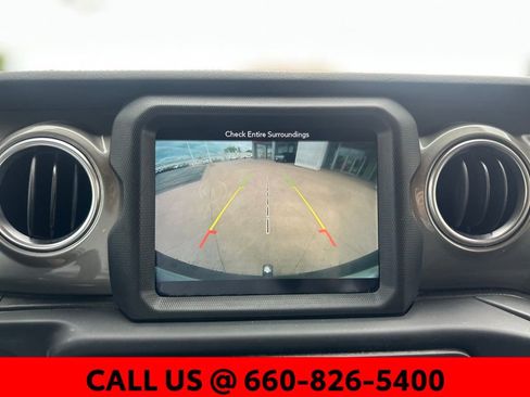 Used 2019 Jeep Wrangler Unlimited Sahara w/ Uconnect 4C Nav & Sound Group AWD/4WD image 13