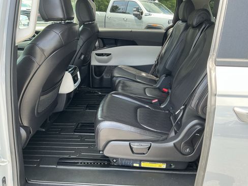 Used 2024 Kia Carnival EX FWD image 15