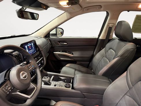 Used 2025 Nissan Pathfinder Platinum image 10