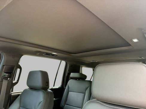 Used 2023 Chevrolet Suburban LT w/ Luxury Package RWD image 21