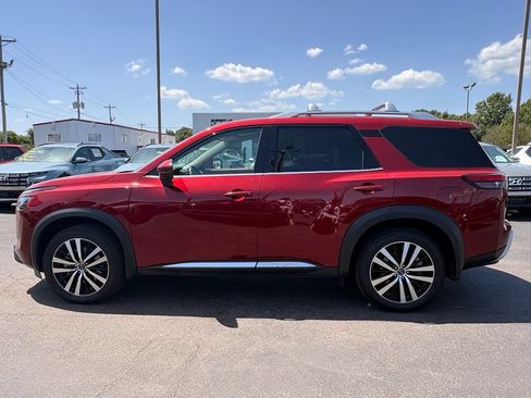 Used 2025 Nissan Pathfinder Platinum w/ Cargo Package AWD/4WD image 4
