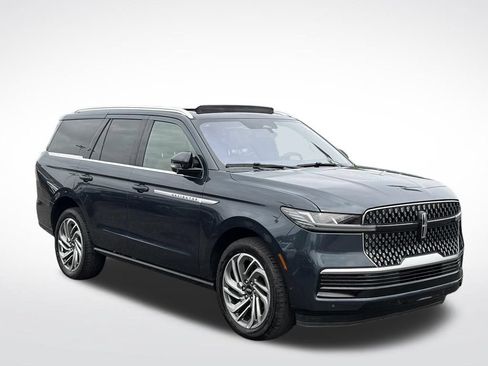 Used 2025 Lincoln Navigator Reserve AWD/4WD image 2