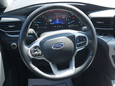 Used 2022 Ford Explorer XLT w/ Equipment Group 202A AWD/4WD image 18