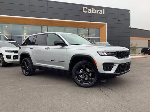 New 2025 Jeep Grand Cherokee Altitude image 2