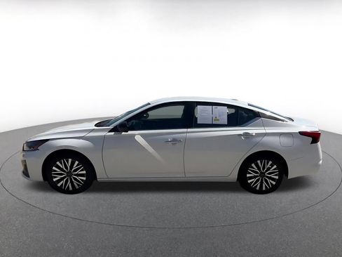 Used 2025 Nissan Altima 2.5 SV FWD image 9