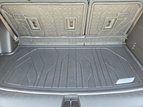 Used 2023 Chevrolet Traverse High Country image 34