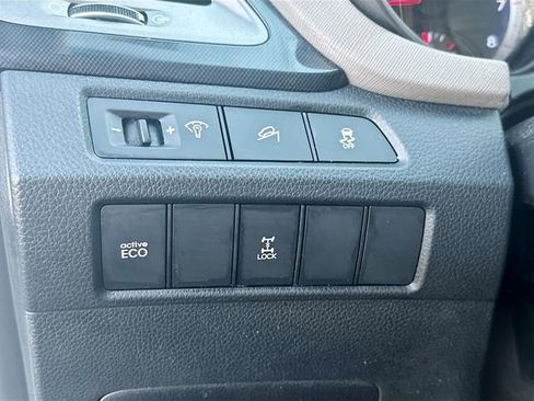 Used 2016 Hyundai Santa Fe SE AWD/4WD image 11