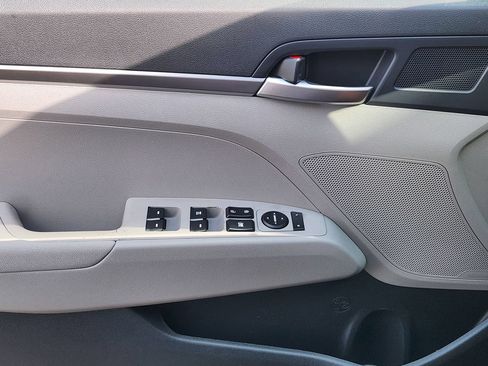 Used 2020 Hyundai Elantra SE FWD image 21