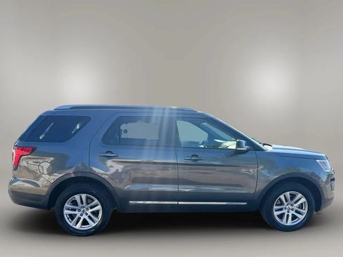 Used 2018 Ford Explorer XLT w/ Equipment Group 202A AWD/4WD image 13