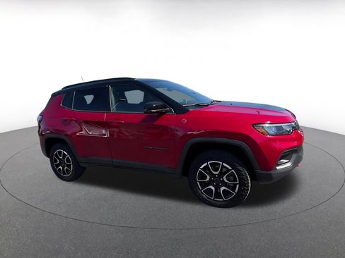 Used 2025 Jeep Compass Trailhawk AWD/4WD image 2
