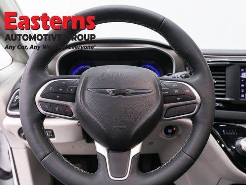 Used 2022 Chrysler Voyager LX image 10