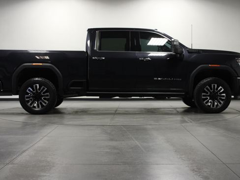 Used 2024 GMC Sierra 3500 Denali Ultimate AWD/4WD image 3