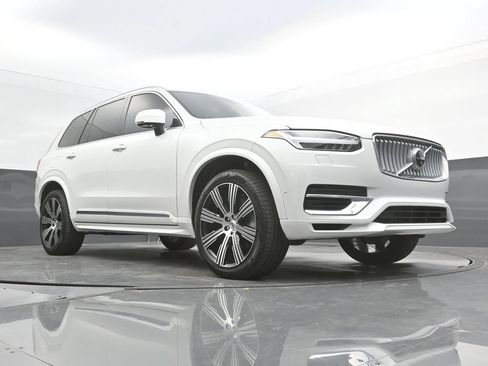 Certified 2025 Volvo XC90 T8 Ultra w/ Protection Package Premier AWD/4WD image 38
