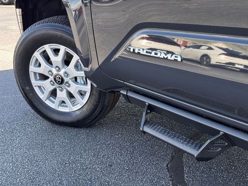 Used 2025 Toyota Tacoma SR5 AWD/4WD image 9