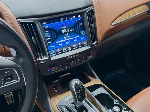 Used 2018 Maserati Levante GranLusso AWD/4WD image 27