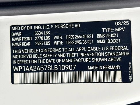Used 2025 Porsche Macan AWD/4WD image 34